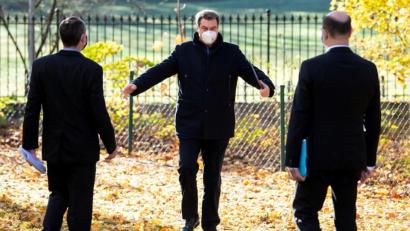 Bild: Sven Hoppe/dpa
Hubert Aiwanger (von links), Markus Söder und Albert Füracker kommen nach der Haushalts-Klausur des bayerischen Kabinetts zu einer Pressekonferenz.