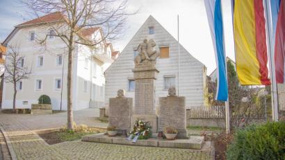 Bild: Hans Walter/exb
Am Kriegerdenkmal legte Bürgermeister Hans Walter den Kranz der Gemeinde nieder.