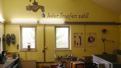 Bild: ld
"Jeder TRopfen zählt". Dahinter stehen auch die Beschäftigen und haben sich den Grundsatz nicht nur auf die Fahnen, sondern auch auf Fahrzeuge und Wand in der Werkstatt geschrieben.