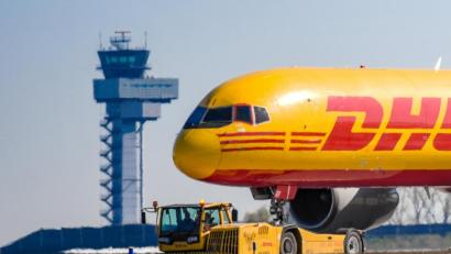 Bild: Hendrik Schmidt/dpa
Ein DHL-Frachtflugzeug landet auf dem Flughafen Leipzig/Halle. Die globale Logistikbranche bereitet sich schon jetzt auf die globale Verteilung von Covid-19-Impfstoffen vor.