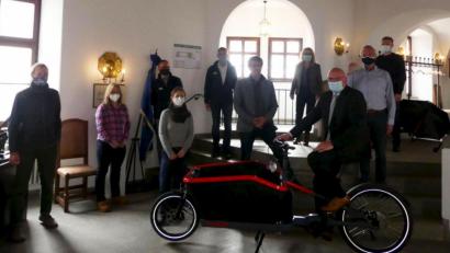 Bild: Stadt Marktredwitz/exb
So sehen die Lasten-Fahrräder aus, die jüngst im Marktredwitzer Rathaus von Vertretern der Bayerischen Staatsregierung vorgestellt wurden. Oberbürgermeister Oliver Weigel nahm schon mal Platz.