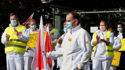 Bild: Stephan Huber
Applaus allein reicht nicht, um gutes Personal auf Dauer zu binden: Alle Stationen des Klinikums St. Marien in Amberg schickten Delegierte zur Demo vor dem Haupteingang.