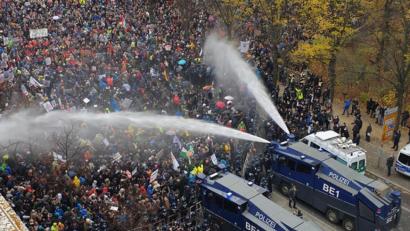 Bild: Paul Zinken/dpa
Verqueres Demokratieverständnis: Die Polizei setzt bei einer Demonstration gegen die Corona-Einschränkungen der Bundesregierung am Brandenburger Tor unweit des Reichstagsgebäudes Wasserwerfer ein.