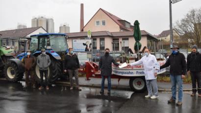 Bild: mde
Die Antwort der Bayernland e.G. übergab der Betriebsleiter des Kemnather Milchhofs, Richard Schaller (Dritter von rechts), an Matthias Bayer (Vierter von rechts) und Bernhard Schultes (Zweiter von rechts). Der Inhalt: Die Auszahlung für die Milch bleibt trotz der verständlichen Forderungen der Erzeuger unverändert.