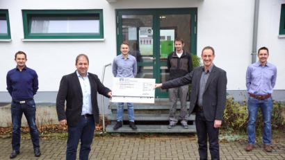Bild: bkr
Für Dorfleiter Holger Hassel (Zweiter von links) hatten Tobias Gebhard, Michael Meier, Stephan Zimmerer, Hannes Menzl und Robert Adamietz (von links) einen Scheck mitgebracht.