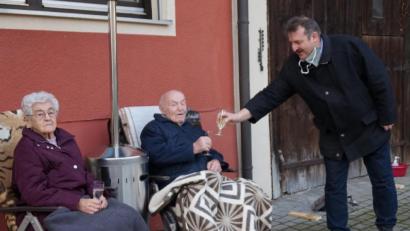 Bild: wel
Als Johann Süß (Mitte) in Gaisthal seinen 100. Geburtstag feierte, zählte Ehefrau Maria zu den ersten Gratulanten. Bürgermeister Reinhard Kreuzer stieß mit dem Jubilar an und überbrachte die besten Wünsche der Stadt Schönsee.