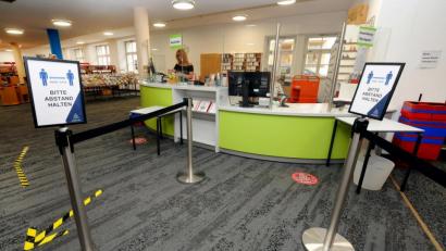 Bild: Stephan Huber
Seit Beginn der Pandemie sind Ausleihe und Rückgabe in der Stadtbibliothek voneinander getrennt.