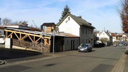 Bild: lnz
In der Wiesauer Straße gilt künftig im gesamten Abschnitt zwischen dem Schwalbachweg und der Annabergstraße ein eingeschränktes Halteverbot (im Bild auf der linken Straßenseite, wo Autos parken). Hintergrund für die Maßnahme sind Beschwerden über Sichtbehinderungen beim Ausfahren aus der Annabergstraße (ganz links) in die Wiesauer Straße.