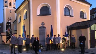 Bild: Maria Schlögl/exb
Fahnenträger und Vorsitzende der Soldaten- und Kriegerkameradschaften aus Glaubendorf, Neunaigen, Wernberg-Köblitz und Saltendorf begingen den Volkstrauertag zusammen mit den Bürgermeistern im kleinen Rahmen.