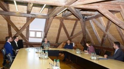 Bild: bey
Über die Errichtung des Senioren-Servicehauses durch das Sozialteam mit möglicher finanzieller Unterstützung des Freistaates Bayern sprachen Prokurist Andreas Neugirg, Geschäftsführer Christian Weiß (beide Sozialteam), Dritte Bürgermeisterin Sonja Reichold, Zweiter Bürgermeister Josef Langgärtner sowie die Abgeordneten Annette Karl und Christoph Skutella (von links).