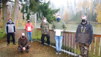 Bild: wro
Richard Herold, Philipp Schicker, André Hagen und Christian Gebhardt (von links) absolvierten die Prüfung zum Fischereiaufseher mit Erfolg. Es gratulierten Vorsitzender Daniel Hechtl (vorne hockend) und Aufseherobmann Carsten Seebauer (rechts) im Namen des Fischereivereins Wiesau.