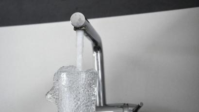 Bild: Petra Hartl
Trinkwasser ist ein kostbares Nahrungsmittel - und es wird auch in Weiden wieder teurer. Nicht zuletzt wegen der Zukunftsinvestition Wasserwerk müssen die Stadtwerke den Wasserpreis anheben.