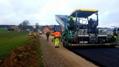 Bild: gi
Die Straße Ragenwies bis zur Gemeindegrenze Eslarn wurde in dieser Woche geteert. Moosbachs Bürgermeister Armin Bulenda (links) war bei den Arbeiten dabei.