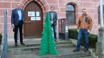 Bild: Nina Mutzbauer
Pro-Su-Ro-Vorsitzender Kurt von Klenck (links) und Christian Weiß (Rosenberger Dorfweihnacht/rechts) präsentieren dem Leiter des Ernst-Naegelsbach-Hauses Stefan Reither den Wunschbaum für die gleichnamige Aktion.