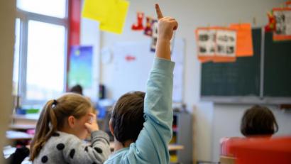 Symbolbild: Sebastian Gollnow/dpa
Bildung kostet Geld.