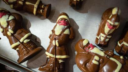 Bild: Nicolas Armer/dpa
Konditormeister Häcker aus Bad Königshofen hatte mit der Herstellung eines Schoko-Weihnachtsmanns mit Mund-Nasen-Schutz einen Shitstorm im Internet ausgelöst. Mittlerweile erhält die Konditorei sehr viel Zuspruch für ihre schokoladige Aktion.