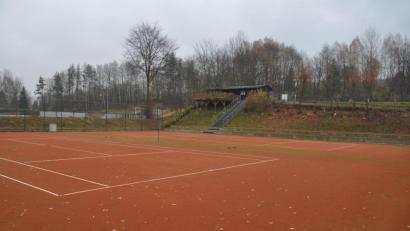 Bild: ws
Der Tennisclub will sich für die Zukunft rüsten und plant den Neubau des Vereinsheims. Die Stadt wird dies mit einem Zuschuss von maximal 5000 Euro unterstützten.