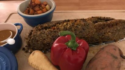 Bild:  Michael Schiffer 
Fest in Alufolie gerollt wird die Quinoa-Maronen-Roulade gebacken.