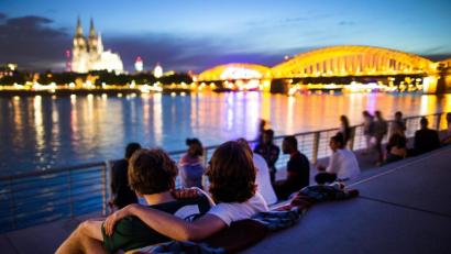 Bild: Rolf Vennenbernd/dpa
Sonnenuntergang auf dem neuen Rheinboulevard mit Blick auf den Dom. Für den „Glücksatlas 2020“ haben Experten die Zufriedenheit der Menschen in Deutschland untersucht.