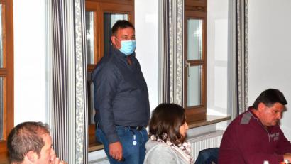 Bild: fjo
Persönlich informiert Unternehmer Stefan Voit (stehend) die Waidhauser Markträte über sein im Ortsteil Ödhäuser/Am Spatwerk geplantes Straßenprojekt.