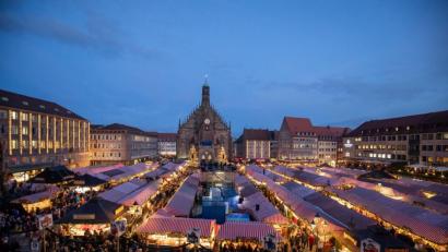 Bild: Daniel Karmann/dpa
Heiliger Abend und der Nürnberger Christkindlesmarkt: Das gehört für die Autorin untrennbar zusammen. Dieses Jahr fällt der beliebte Weihnachtsmarkt den Coronabeschränkungen zum Opfer.
