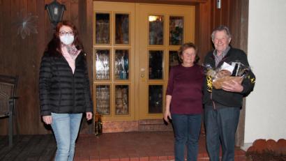 Bild: pi
Ludwig Herrmann (mit Ehefrau Maria) erhält zum 80. Geburtstag Glückwünsche in Hülle und Fülle, hier von Bürgermeisterin Marina Hirnet.