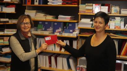 Bild: mfh
Michaela Engelhardt übergibt den Hauptpreis von 250 Euro an die Gewinnerin Marina Lippert (rechts).