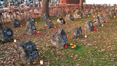 Bild: DiLa
Lichter und Blumen schmücken die Soldatengräber am alten Friedhof in Sulzbach.