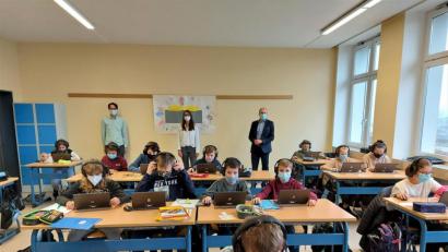 Bild: lg
Bei ihrer Arbeit an den Tablets bestimmen die Schüler ihr Lerntempo selbst. Schulleiter Ludwig Pfeiffer (rechts) und Mathematiklehrer Andreas Wohlgemuth schauen zusammen mit der Lehramtsstudentin Lena Meißner den Lernenden über die Schulter.