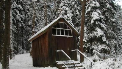 Archivbild: kgg
Die Waldkapelle St. Josef im verschneiten "Oicherlwold". Dort wird es dieses Jahr keine Waldweihnacht geben.