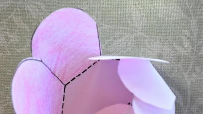 Bild: rgr
Ein kleines Rosenwunder können auch die Kinder erleben, wenn sie basteln.