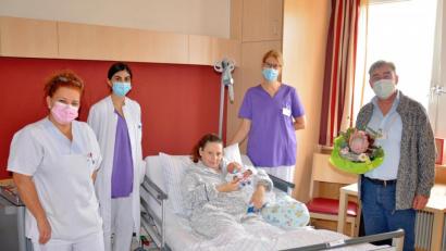 Bild: Claudia Seitz/exb
Das 600. Baby des Jahres wurde im Krankenhaus St. Barbara standesgemäß begrüßt. Zu den ersten Gratulanten zählten der stellvertretende Geschäftsführer Michael Enzmann, Hebamme Christiane Hinum, die bei der Geburt anwesende Ärztin Antigoni Hadjiiona und Stationsleitung Ute Hilpert (von rechts).