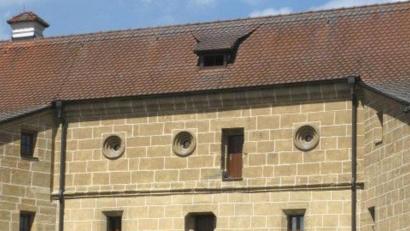 Archivbild: Dieter Dörner
Die Zugänge zu den Außentoiletten am Wassertorbau des Amberger Schlosses. Am unteren sind noch die Kragsteine zu sehen.