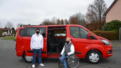 Bild: kaz
Martina Sötje und Alexandra Keller (von rechts) präsentieren den neuen Bus der Selbsthilfegruppe Behinderte und Nichtbehinderte (SHG), der durch die AktionMensch bezuschusst wurde.