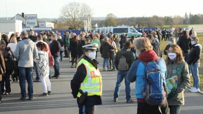 Bild: Wolfgang Steinbacher
Zunächst noch friedlich. Die eingesetzten Polizeibeamten suchen den Kontakt zu den Teilnehmern der Veranstaltung auf dem neuen Volksfestplatz, bei der Bodo Schiffmann über Corona aus seiner besonderen Sicht informiert.