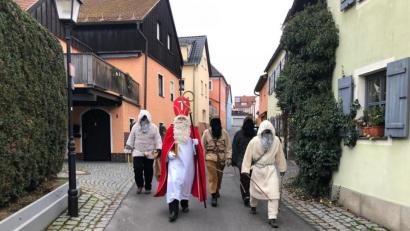 Archivbild: jr
Ähnlich wie hier auf diesem Archivbild wird der Nikolaus und sein Knecht Ruprecht am Samstag, 5. Dezember, ab 17 Uhr, durch die Konnersreuther Straßen ziehen und die Kinder und Familien aus sicherer Entfernung grüßen.