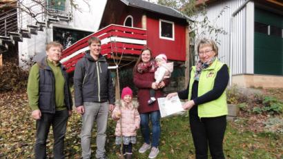 Bild: jhö
Tanja und Christian Höllerl freuen sich mit ihren Töchtern Anna und Elli über den kräftigen "Geburtsbaum", von dem sie hoffentlich bald leckere Äpfel ernten können. Die beiden Vorsitzenden des Obst- und Gartenbauvereins,
Josef Höllerl und Christine Walter, gratulieren der jungen Familie.