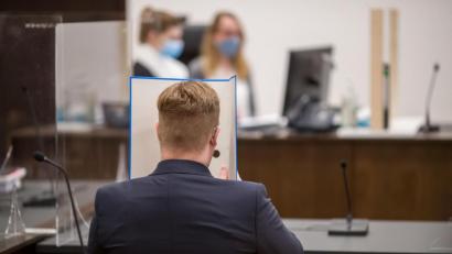 Bild: Daniel Karmann/dpa
Wegen mutmaßlicher Pläne für einen rechtsgerichteten Terrorakt muss sich der 23-Jähriger vor Gericht verantworten. Die Staatsanwaltschaft wirft dem Mann die Vorbereitung einer schweren staatsgefährdenden Gewalttat vor. Er soll aus dem Umfeld einer Terrorgruppe stammen, die sich «Feuerkrieg Division» nennt.
