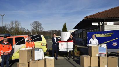 Bild: exb
Seda Germany unterstützt Helfer in der Not mit 300 000 Einwegbechern und den Verein Hilfe für Anja. Bei der symbolischen Übergabe waren dabei (von links): Daniel Sertl, stellvertretender BRK-Bereitschaftsleiter Auerbach, Dieter Hauenstein, BRK-Landesbereitschaftsleiter, Managing Director Andreas Helbig, Hilfe-für-Anja-Vorsitzender Michael Sporrer und Seda-Betriebsleiter Herbert May.