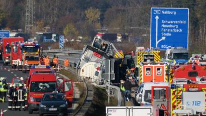 Bild: Rudolf Hirsch
Mit einem Großaufgebot reagierten die Rettungskräfte nach einem Unfall auf der A 93 kurz vor der Ausfahrt Schwarzenfeld in nördlicher Richtung. Der Lastwagen hatte Lauge geladen, war havariert und auf die Mittelleitplanke der Autobahn gestürzt.