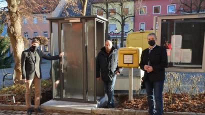 Bild: dob
Es ist alles vorbereitet. Doch bis das öffentliche Bücherregal in Betrieb genommen werden kann, steht in den Sternen. Doch die Bürgermeister Andreas Wutzlhofer (rechts) und Uli Münchmeier (links) sowie Außendienstleiter Karl Frey freuen sich über die Anlieferung des kleinen Häuschens durch die Metallbaufirma Hartinger.