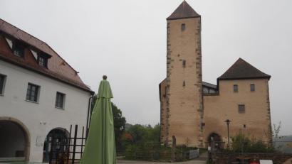 Bild: bl
Die Jugendherberge in Trausnitz kämpft sich tapfer durch die Corona-Pandemie. Vor allem die Burg mit den großen Zimmern für Gruppen tut sich schwer, die Anforderungen in Sachen Hygiene zu erfüllen, und viele Schulklassen haben heuer storniert.