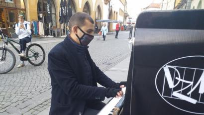 Bild: tk
Dmitry Horbach sitzt an seinem fahrbaren Piano. Wenn der 31-Jährige aus Belarus, der eine klassische Musikausbildung genossen hat, in die Tasten greift, bleiben sogar Teenager stehen, um ein kurzes Video aufzunehmen.