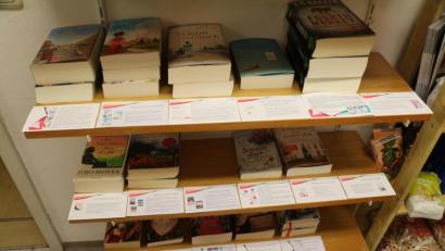 Bild: rpp
Die Reihen der beschriebenen Bücher haben sich gelichtet. Die Aktion "Weinleseabend to go" nehmen die Leser gut an.