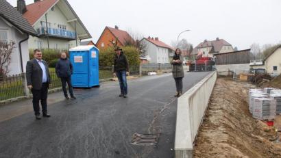 Bild: soj
Nun hat die Kösseinestraße wieder ein „Gesicht“. Darüber freuen sich (von links) Ebnaths Zweiter Bürgermeister Michael Sticht, Albert Hofmann von der VG Neusorg, Bauleiter Erwin Schraml und Maja Ruesch vom Büro Wittmann aus Marktredwitz.