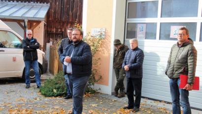 Bild: stg
Bürgermeister Hans Walter (Dritter von links) hat seine Pläne für den Dorfgemeinschaftsplatz bei einer Versammlung in Reuth vorgestellt.