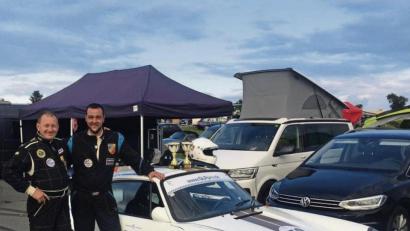 Bild: Neidull/privat
Oliver Neidull (links) und sein Fahrerkollege Christoph Lixl vor Neidulls Porsche 911 Carrera.