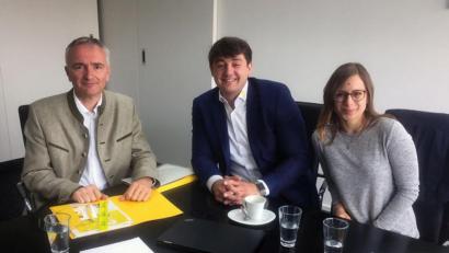 Bild: exb
Wenn es um die Zukunft der Mobilität in der Region geht, wollen sie gemeinsame Sache machen und miteinander Ideen entwickeln (von links): CSU-Landtagsabgeordneter Harald Schwartz, Maximilian Köckritz (Geschäftsführer des Zweckverbandes Kommunale Verkehrssicherheit) und Pressesprecherin Julia Rösch.