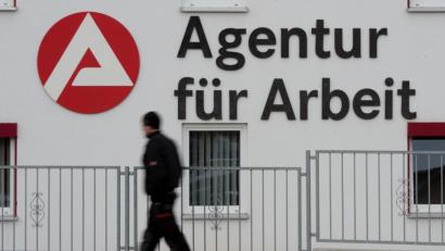 Symbolbild: Sebastian Kahnert/dpa
Laut Prognose des Instituts für Arbeitsmarkt- und Berufsforschung (IAB) wird 2020 die Arbeitslosigkeit im Arbeitsagenturbezirk Schwandorf um 2000 auf 8600 Erwerbslose steigen.