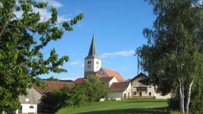 Archivbild: Portner
Blick auf die Wallfahrtskirche Sankt Marien in Pertolzhofen. Im Turm hängen drei Glocken, deren Klang am Sonntag, 22. November, in der Sendung "Zwölfuhrläuten" im Radio zu hören ist.